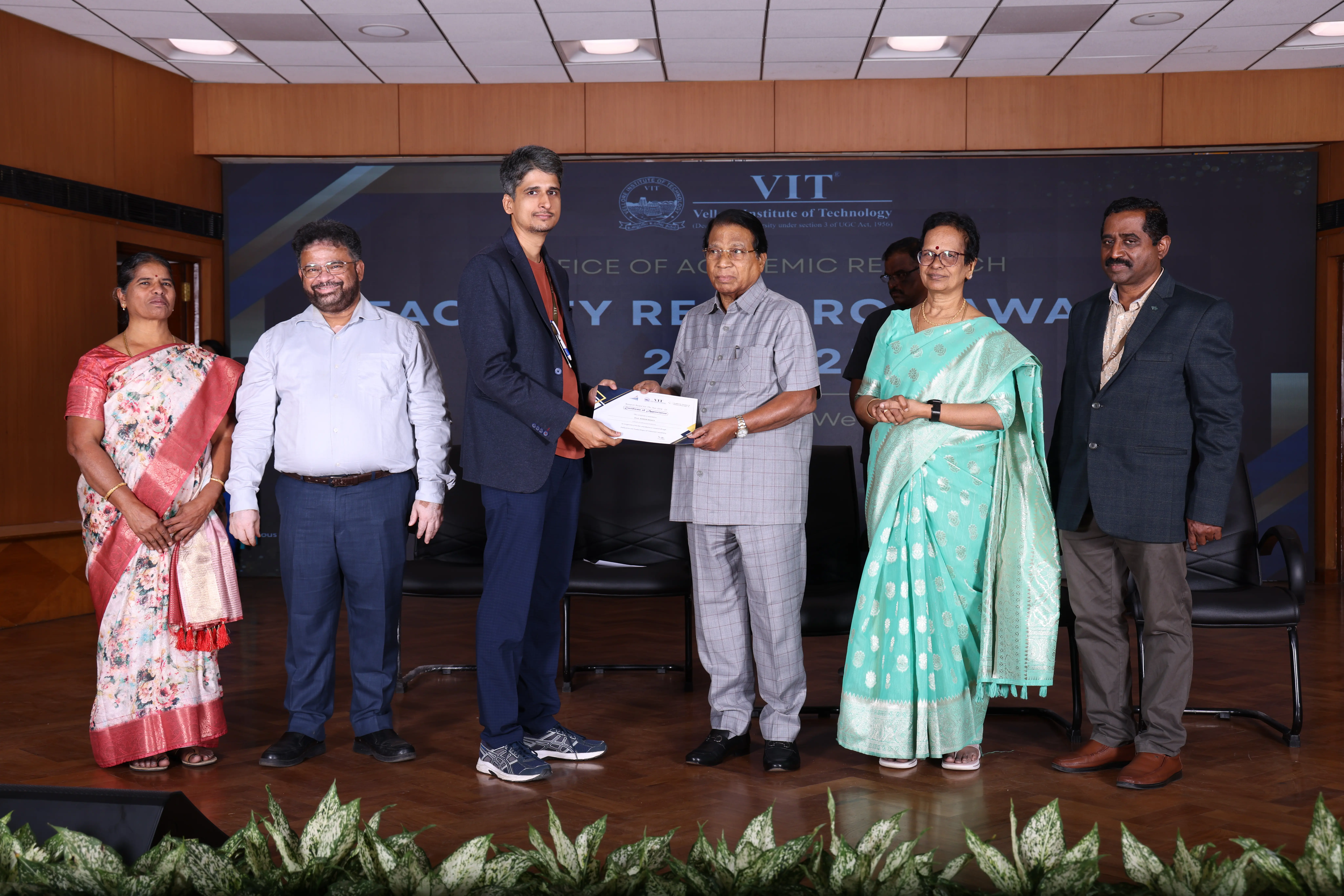 Ashish Bhatt receiving the VIT Research Award 2024-25